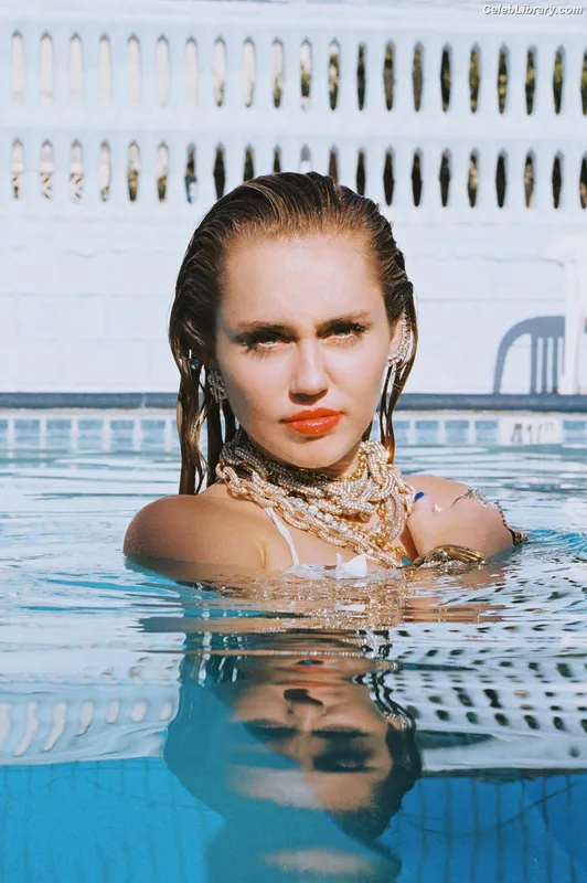 Miley Cyrus photo 15 of 2351