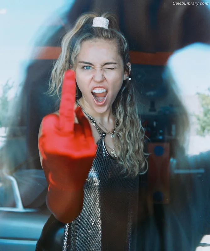 Miley Cyrus photo 17 of 2351