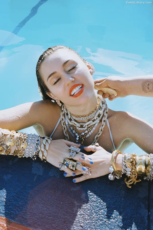 Miley Cyrus photo 23 of 2351