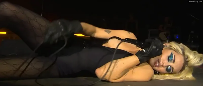 Miley Cyrus photo 3 of 2351