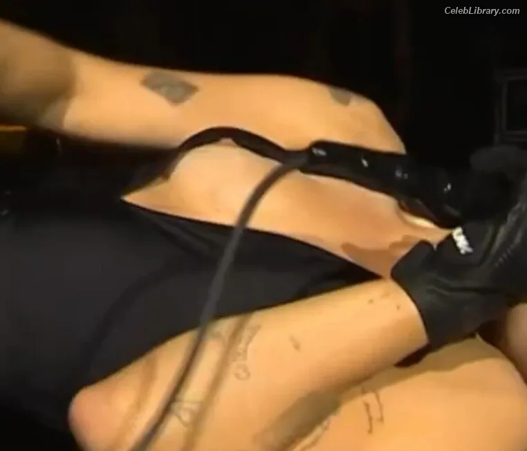 Miley Cyrus photo 4 of 2351