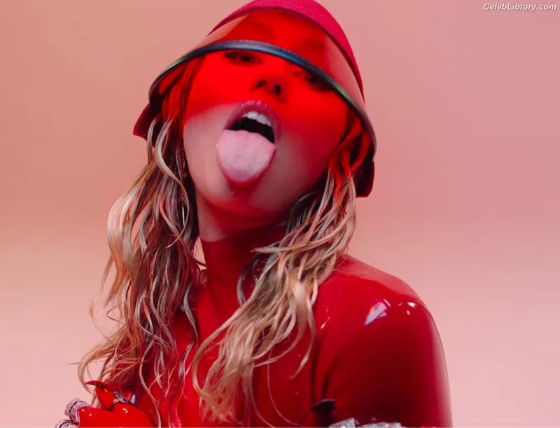 Miley Cyrus photo 5 of 2351