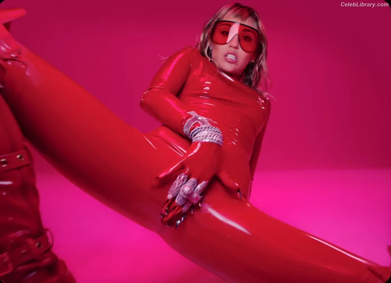 Miley Cyrus photo 13 of 2351