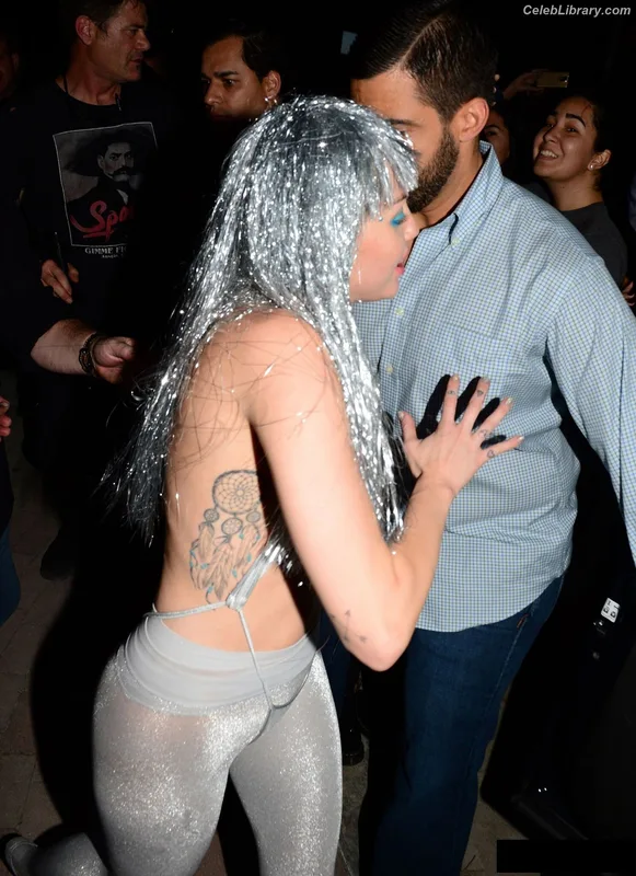 Miley Cyrus photo 20 of 2351