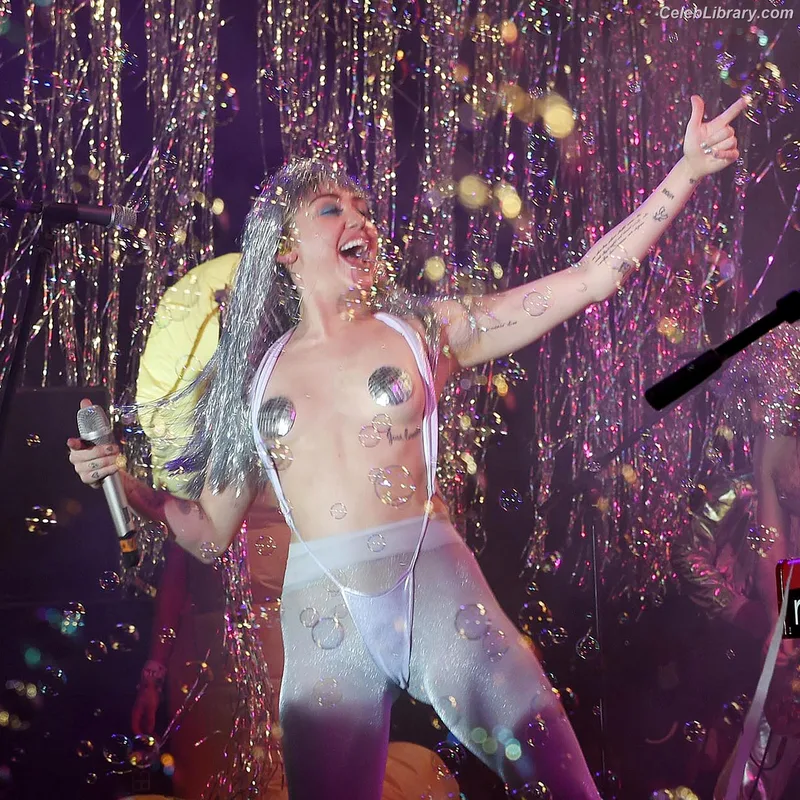 Miley Cyrus photo 2 of 2351