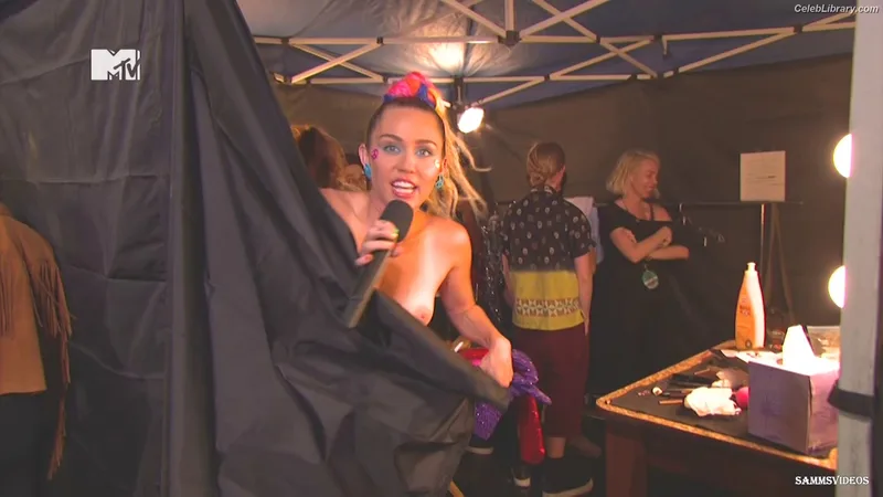 Miley Cyrus photo 11 of 2351