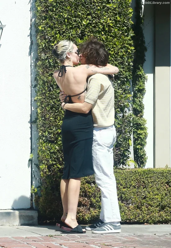 Miley Cyrus photo 16 of 2351