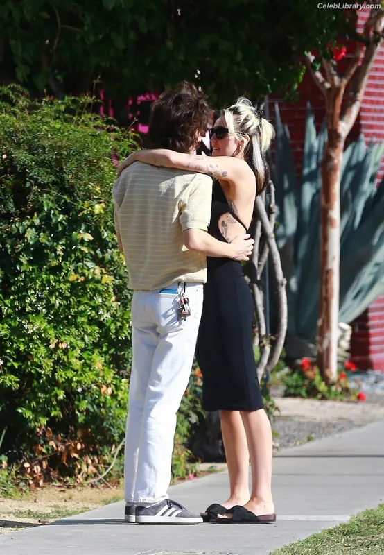 Miley Cyrus photo 17 of 2351