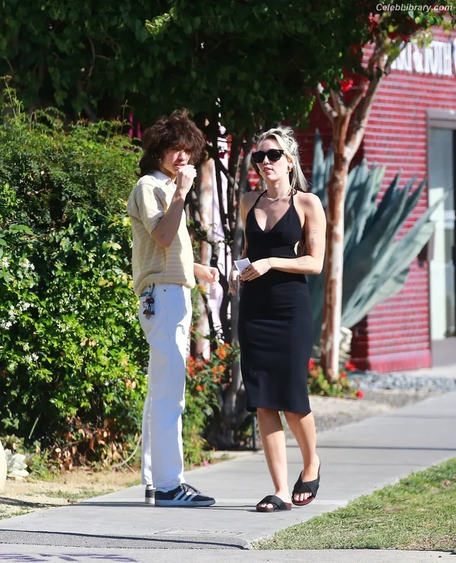 Miley Cyrus photo 19 of 2351