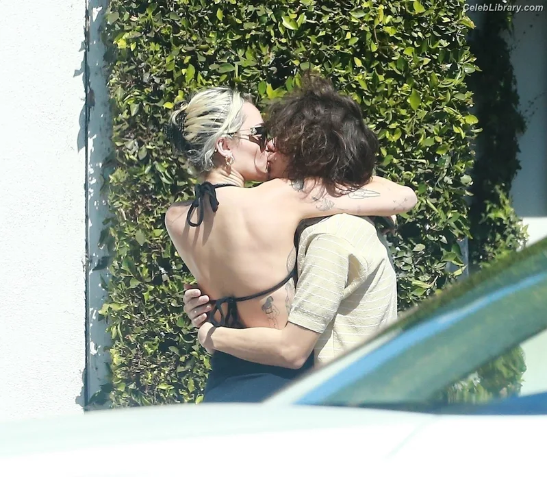 Miley Cyrus photo 21 of 2351