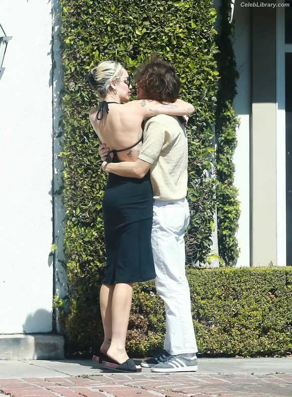 Miley Cyrus photo 22 of 2351