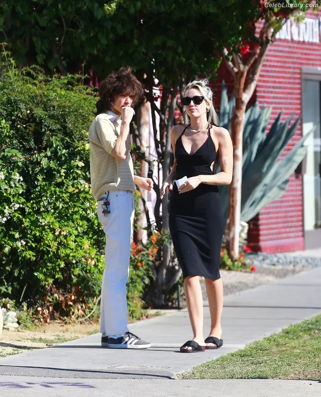 Miley Cyrus photo 2 of 2351