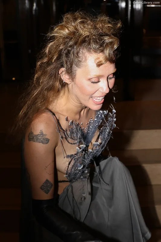 Miley Cyrus photo 16 of 2351