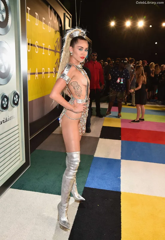 Miley Cyrus photo 18 of 2351