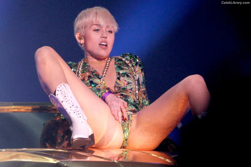 Miley Cyrus photo 5 of 2351