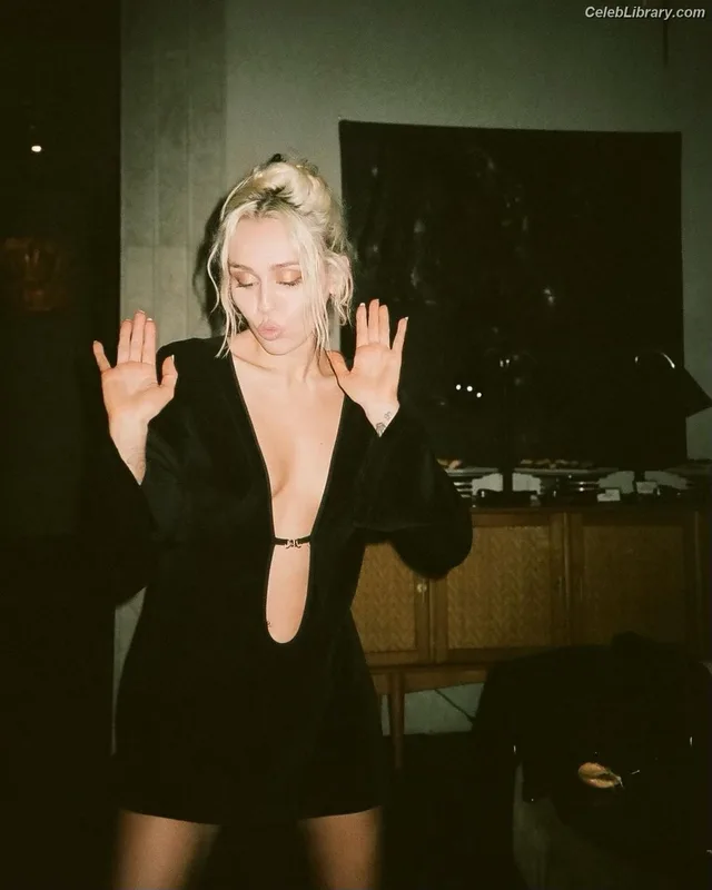 Miley Cyrus photo 8 of 2351