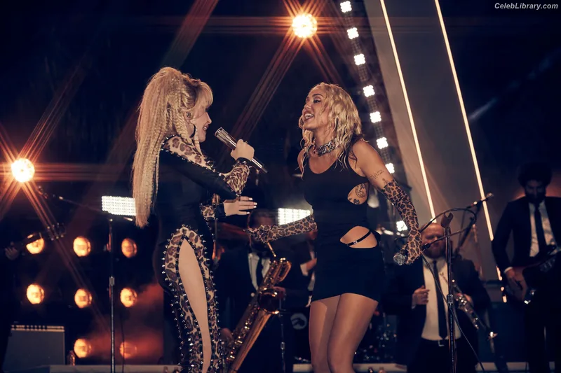 Miley Cyrus photo 9 of 2351