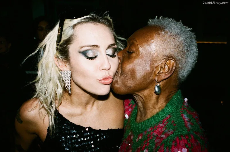 Miley Cyrus photo 11 of 2351