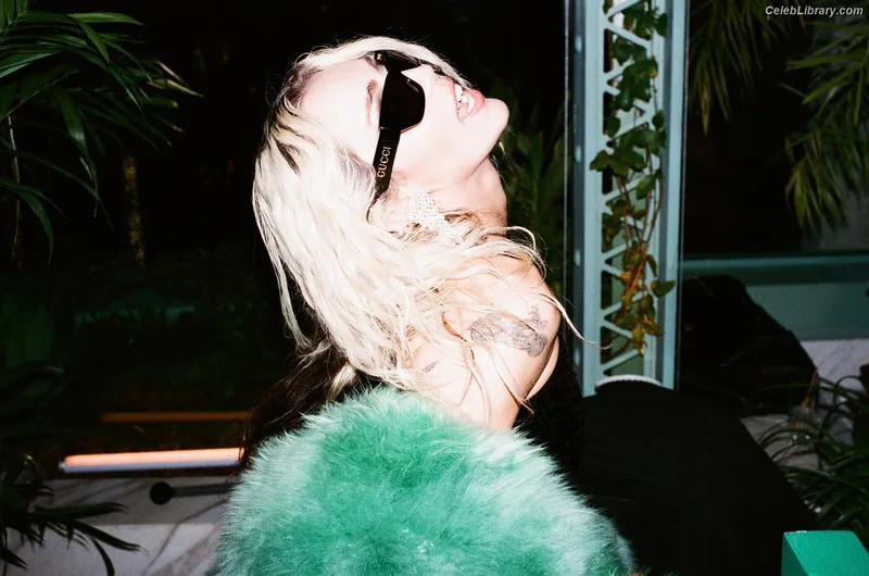 Miley Cyrus photo 13 of 2351