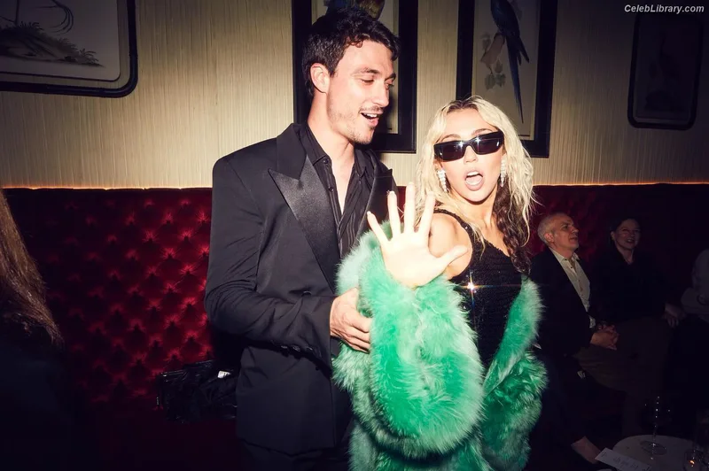 Miley Cyrus photo 14 of 2351