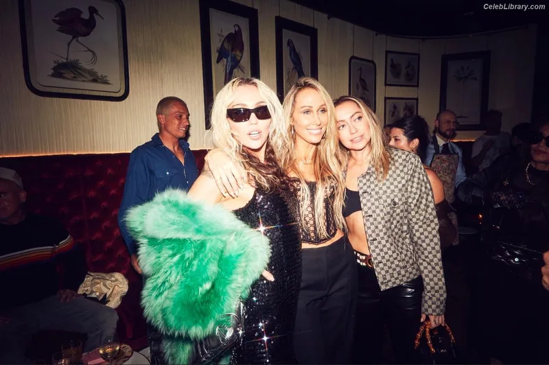 Miley Cyrus photo 15 of 2351