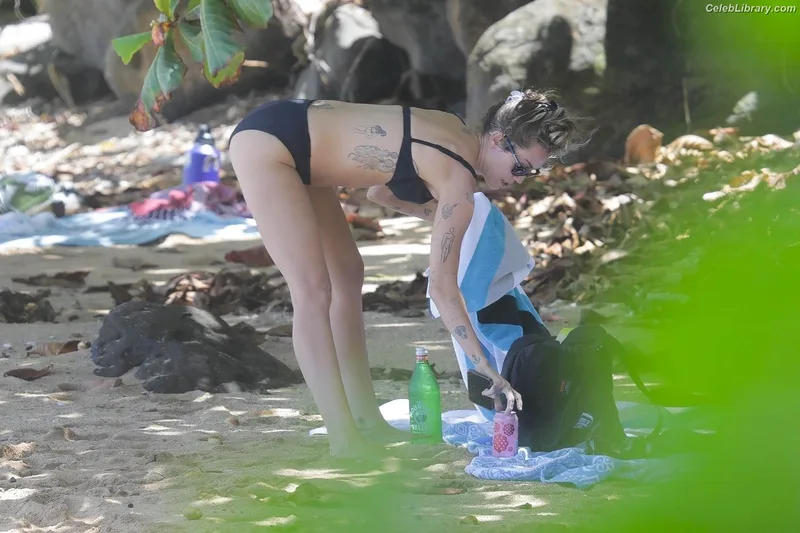 Miley Cyrus photo 2 of 2351