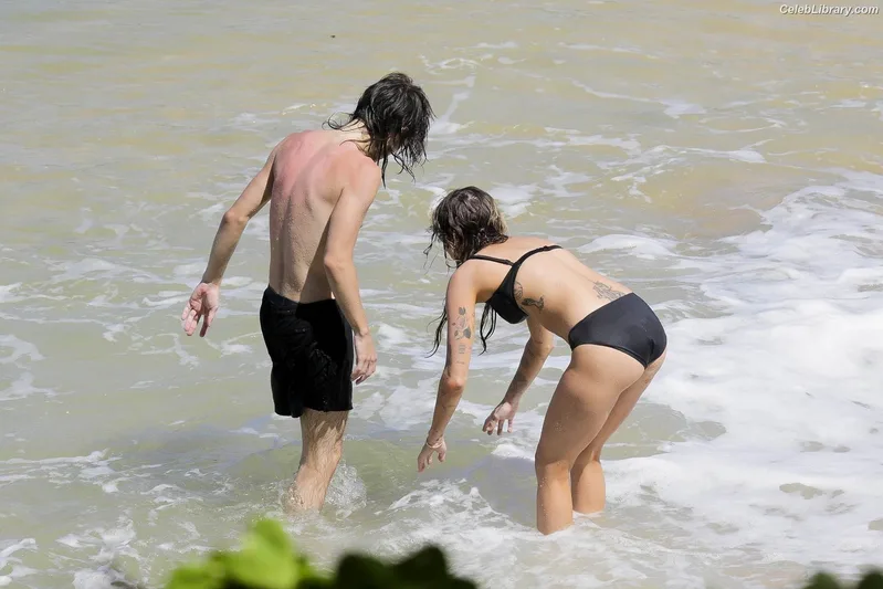 Miley Cyrus photo 3 of 2351