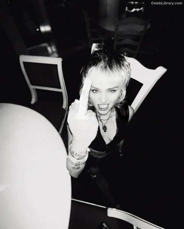 Miley Cyrus photo 10 of 2351