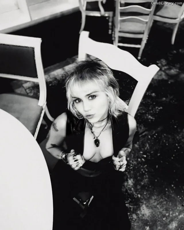 Miley Cyrus photo 11 of 2351