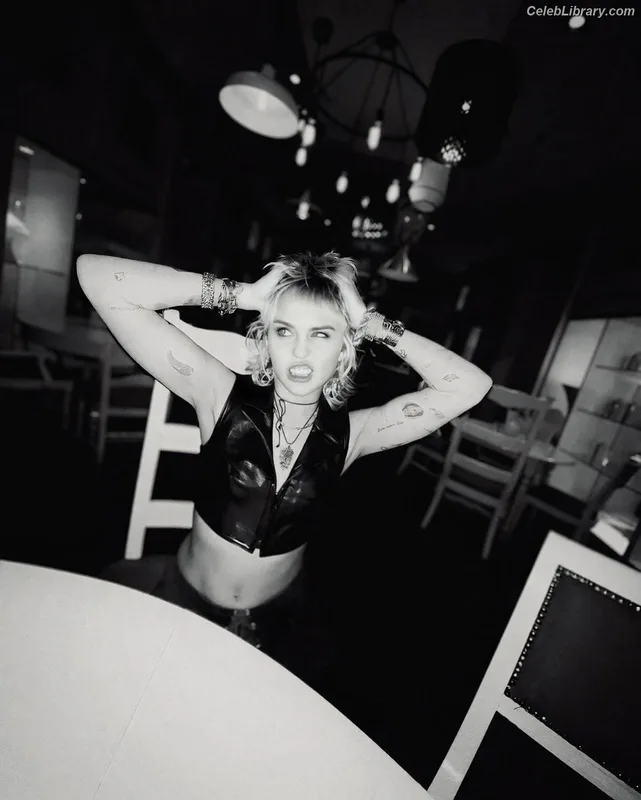 Miley Cyrus photo 12 of 2351