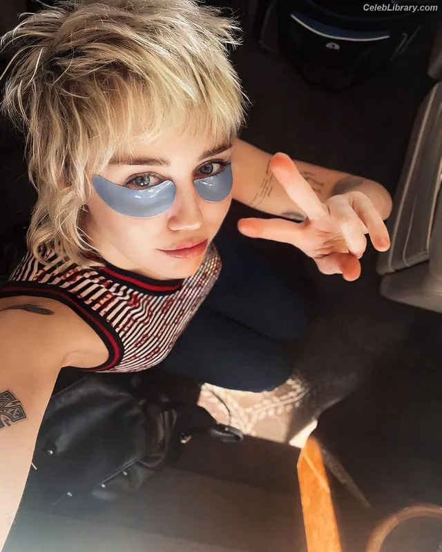 Miley Cyrus photo 13 of 2351