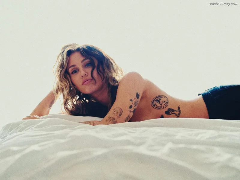 Miley Cyrus photo 14 of 2351