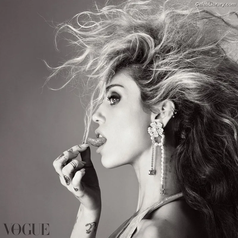 Miley Cyrus photo 23 of 2351