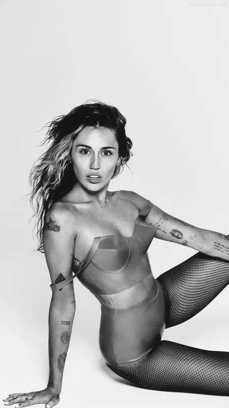 Miley Cyrus photo 8 of 2351