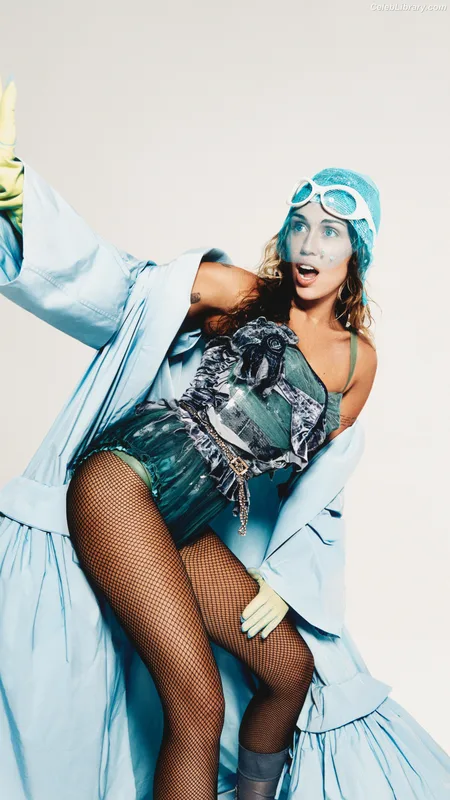 Miley Cyrus photo 12 of 2351