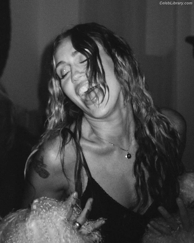 Miley Cyrus photo 19 of 2351