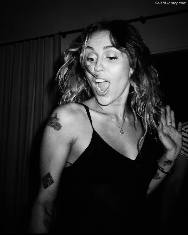 Miley Cyrus photo 20 of 2351