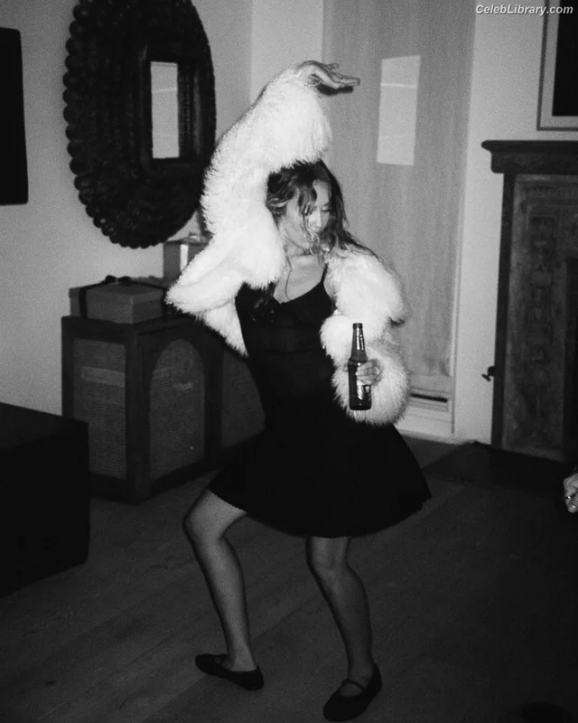 Miley Cyrus photo 21 of 2351