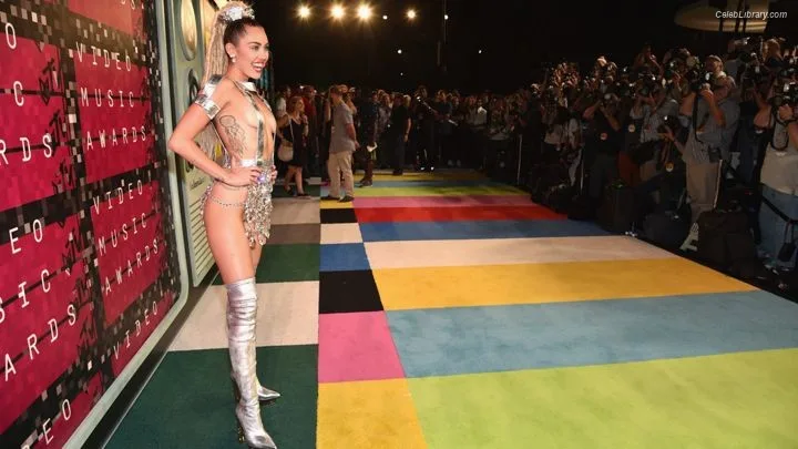 Miley Cyrus photo 23 of 2351