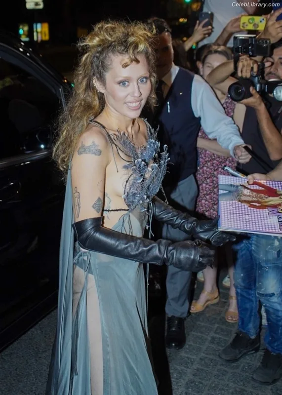 Miley Cyrus photo 12 of 2351