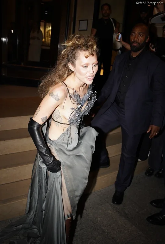 Miley Cyrus photo 14 of 2351