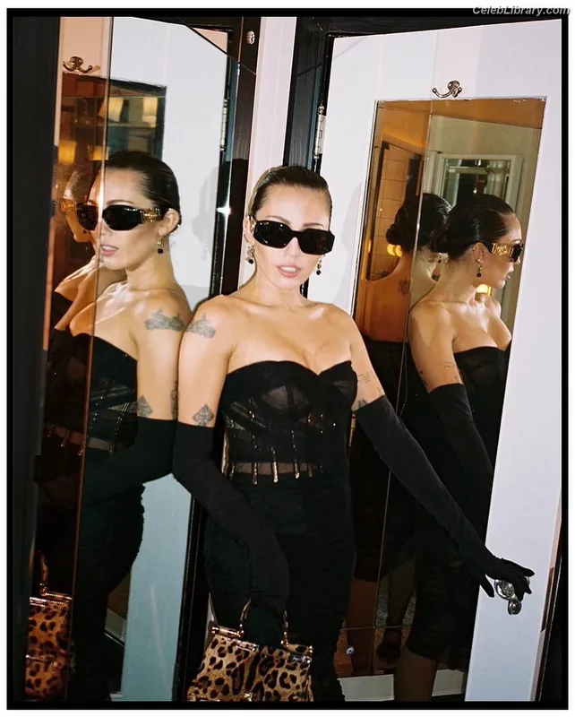 Miley Cyrus photo 15 of 2351
