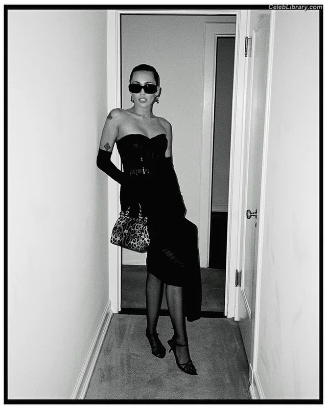 Miley Cyrus photo 19 of 2351