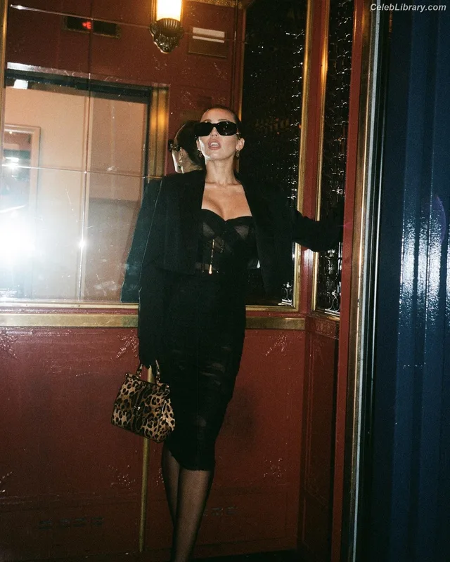 Miley Cyrus photo 22 of 2351