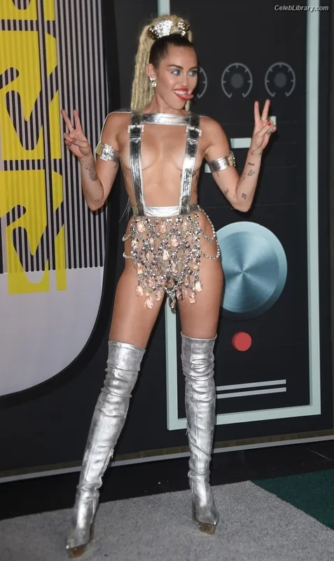 Miley Cyrus photo 3 of 2351
