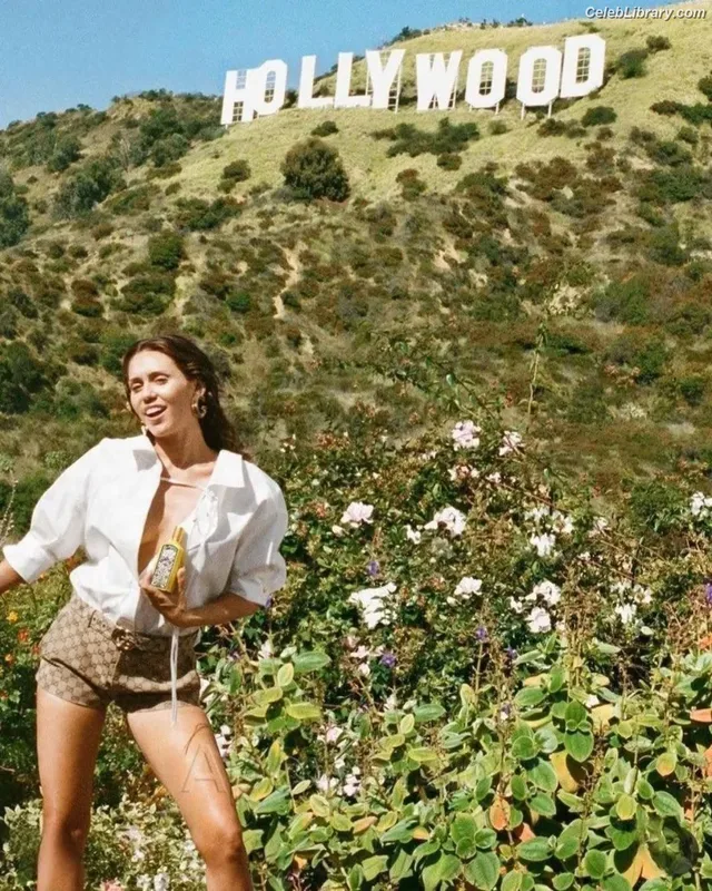 Miley Cyrus photo 8 of 2351