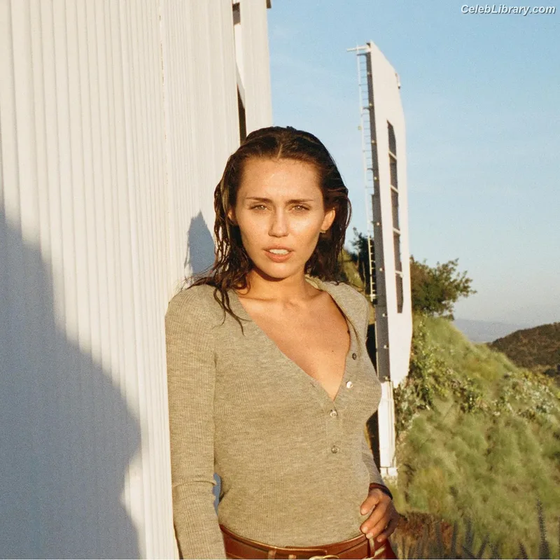 Miley Cyrus photo 12 of 2351