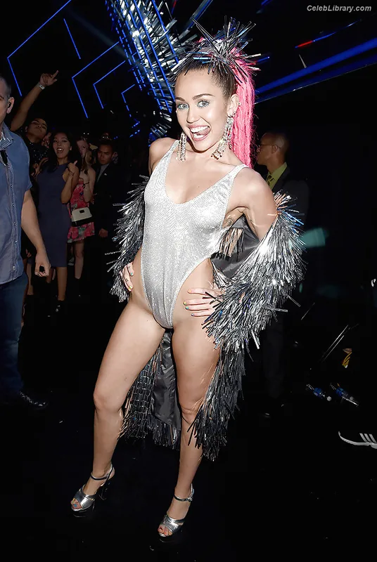 Miley Cyrus photo 18 of 2351