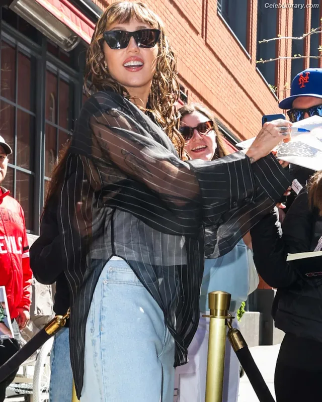 Miley Cyrus photo 23 of 2351
