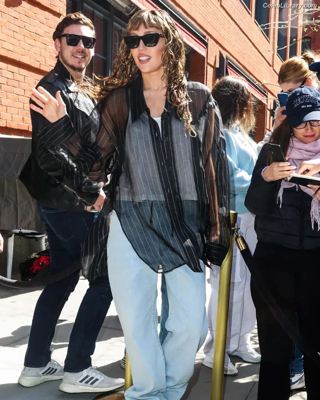 Miley Cyrus photo 6 of 2351